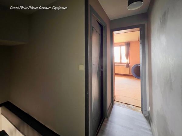 Dpt Allier (03) A vendre à Varennes sur Allier - Longère T6 garages, grande terrasse couverte, terrain clos et arboré de 4000m2