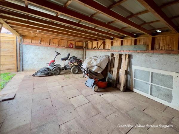 Dpt Allier (03) A vendre à Varennes sur Allier - Longère T6 garages, grande terrasse couverte, terrain clos et arboré de 4000m2