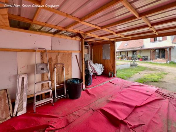 Dpt Allier (03) A vendre à Varennes sur Allier - Longère T6 garages, grande terrasse couverte, terrain clos et arboré de 4000m2