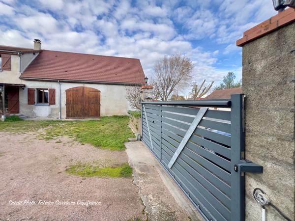 Dpt Allier (03) A vendre à Varennes sur Allier - Longère T6 garages, grande terrasse couverte, terrain clos et arboré de 4000m2