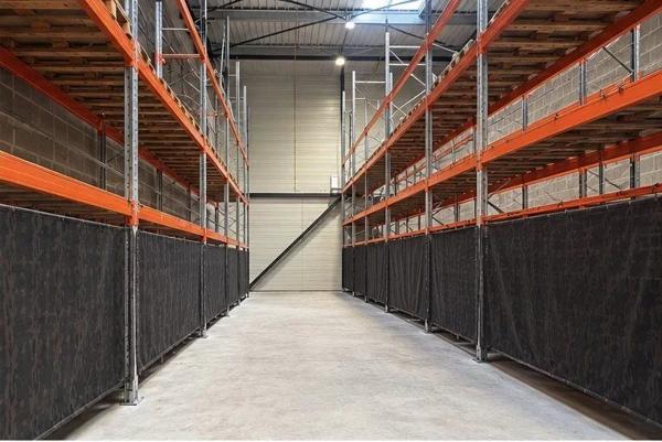 Vente                                                      Local industriel
                        
                     3 pièces                      367 m2                     à Saint-Pierre-du-Perray