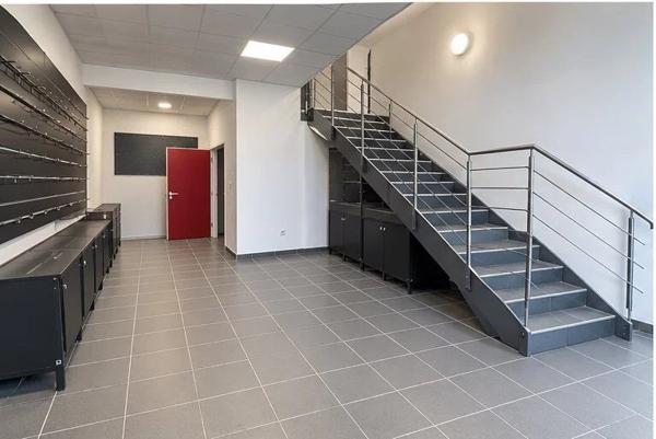 Vente                                                      Local industriel
                        
                     3 pièces                      367 m2                     à Saint-Pierre-du-Perray