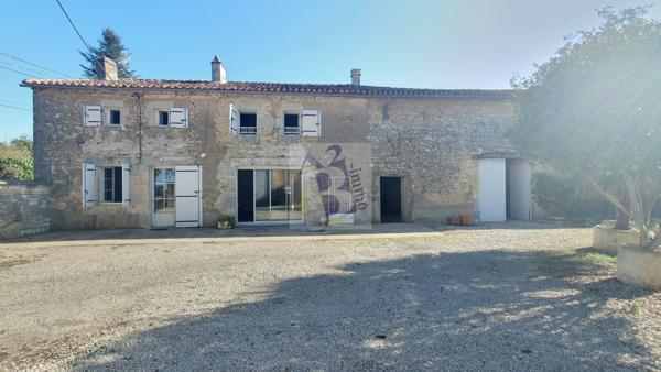 Vente maison de village St Amant De Bonnieure (16230), 130.00m² avec 6 pièce(s) dont 4 chambre(s) sur 900.00m² de terrain. Agence Allard Brimeaud