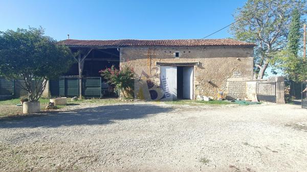 Vente maison de village St Amant De Bonnieure (16230), 130.00m² avec 6 pièce(s) dont 4 chambre(s) sur 900.00m² de terrain. Agence Allard Brimeaud