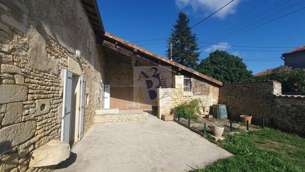 Vente maison de village St Amant De Bonnieure (16230), 130.00m² avec 6 pièce(s) dont 4 chambre(s) sur 900.00m² de terrain. Agence Allard Brimeaud