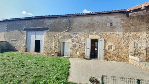 Vente maison de village St Amant De Bonnieure (16230), 130.00m² avec 6 pièce(s) dont 4 chambre(s) sur 900.00m² de terrain. Agence Allard Brimeaud