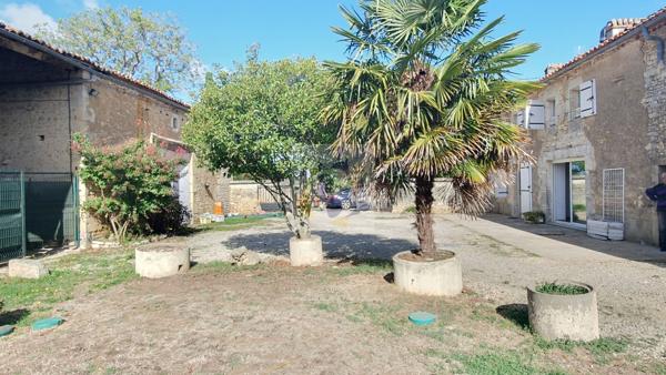 Vente maison de village St Amant De Bonnieure (16230), 130.00m² avec 6 pièce(s) dont 4 chambre(s) sur 900.00m² de terrain. Agence Allard Brimeaud