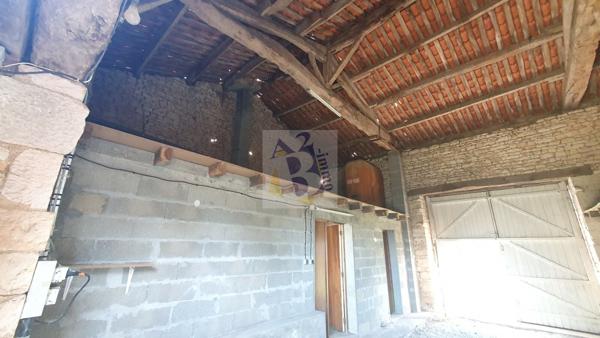 Vente maison de village St Amant De Bonnieure (16230), 130.00m² avec 6 pièce(s) dont 4 chambre(s) sur 900.00m² de terrain. Agence Allard Brimeaud