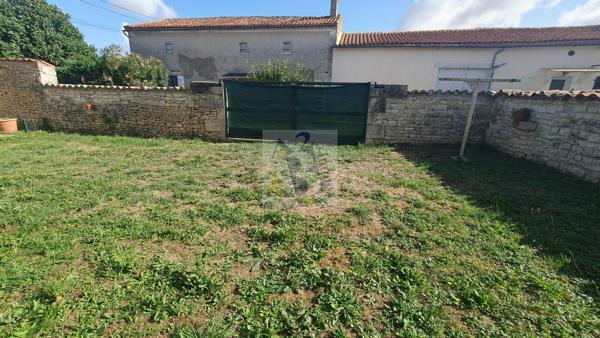 Vente maison de village St Amant De Bonnieure (16230), 130.00m² avec 6 pièce(s) dont 4 chambre(s) sur 900.00m² de terrain. Agence Allard Brimeaud