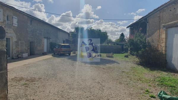 Vente maison de village St Amant De Bonnieure (16230), 130.00m² avec 6 pièce(s) dont 4 chambre(s) sur 900.00m² de terrain. Agence Allard Brimeaud