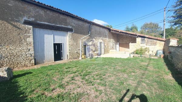 Vente maison de village St Amant De Bonnieure (16230), 130.00m² avec 6 pièce(s) dont 4 chambre(s) sur 900.00m² de terrain. Agence Allard Brimeaud
