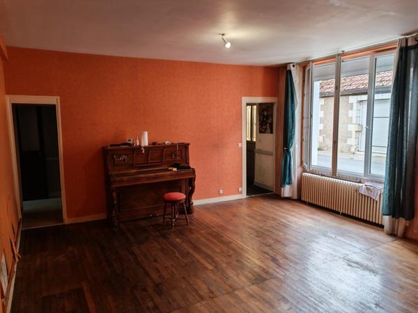 Vente maison de ville Chauvigny (86300), 121.00m² avec 7 pièce(s) dont 4 chambre(s) sur 112.00m² de terrain. La Bruyere Immobilier