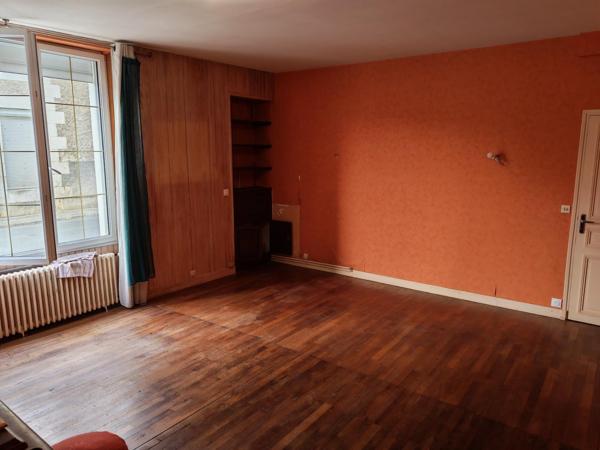 Vente maison de ville Chauvigny (86300), 121.00m² avec 7 pièce(s) dont 4 chambre(s) sur 112.00m² de terrain. La Bruyere Immobilier