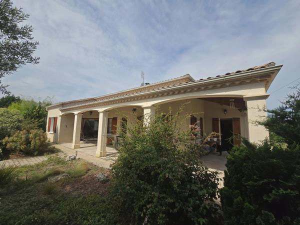 Maison moderne avec 3 chambres, jardin et piscine