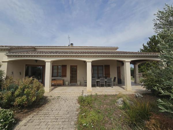 Maison moderne avec 3 chambres, jardin et piscine