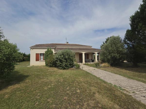 Maison moderne avec 3 chambres, jardin et piscine