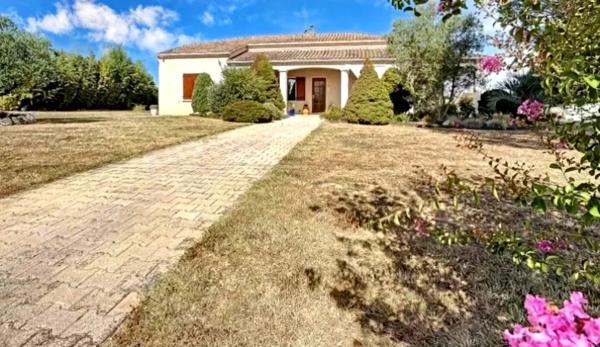 Maison moderne avec 3 chambres, jardin et piscine