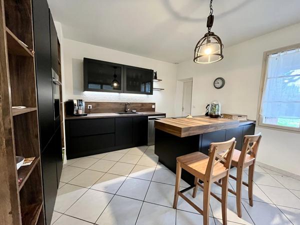 Maison moderne avec 3 chambres, jardin et piscine