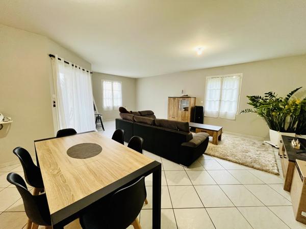 Maison moderne avec 3 chambres, jardin et piscine