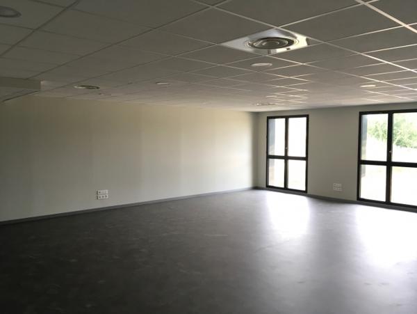 Location Bureau 2 pièces La Chapelle-en-Serval (60520) - Centre d'affaire accessible PMR