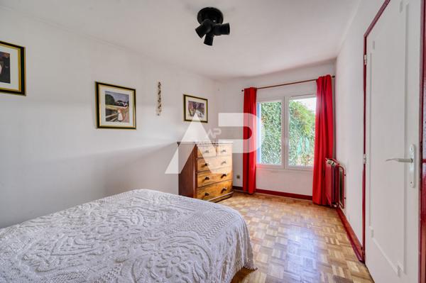 CHAVILLE, Rive Droite * limite Sèvres - Maison familiale avec possibilité appartement indépendant. €949 000 ** - Référence 625-CS