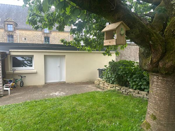 Charmante maison centre-ville de Questembert, au calme d'une ruelle. Tout à pied, jardin clos plein Sud.
