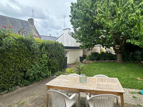 Charmante maison centre-ville de Questembert, au calme d'une ruelle. Tout à pied, jardin clos plein Sud.