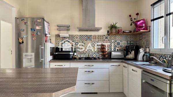 Maison de 2012 de 4 chambres dont deux chambres de plain-pied avec jardin, volets électriques.