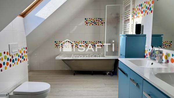 Maison de 2012 de 4 chambres dont deux chambres de plain-pied avec jardin, volets électriques.