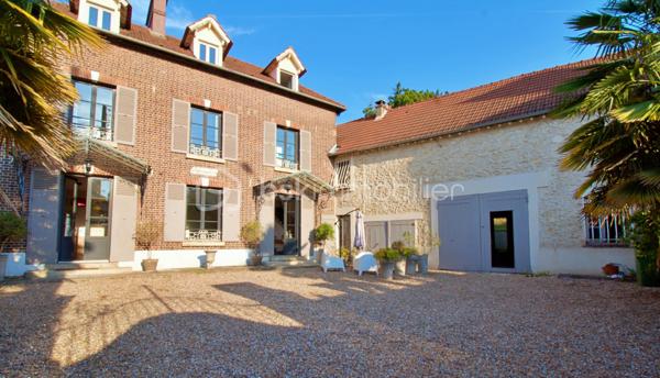Découvrez cette splendide maison de maître datant de 1840, offrant 8 pièces sur 215 m² habitables, nichée au cœur d’un terrain clos de murs de 1330 m², arboré et sans aucun vis-à-vis.

Rez-de-chaussée :
•	Belle entrée avec placards intégrés
•	Cuisine ouverte donnant sur la cour
•	Salle à manger chaleureuse avec cheminée
•	Salon convivial avec cheminée
•	Buanderie / arrière-cuisine avec accès à l’ancien four à chaux

Premier étage :
Un couloir distribue :
•	Deux grandes chambres lumineuses de 17 et 19 m² (dont une avec placard/dressing)
•	Une superbe salle de bains avec rangements et un vaste dressing de 27 m²
•	Un bureau idéal pour le télétravail
•	Toilettes séparées

Deuxième étage :
Le couloir, équipé de grands placards, dessert :
•	Deux jolies chambres de 14 et 21 m²
•	Une salle de douches avec toilettes

Extérieurs et dépendances :
•	Jardin arboré avec tonnelle d’époque et terrasse en bois à l’arrière
•	Cour / parking à l’avant
•	Magnifiques caves voûtées
•	Double grange avec beau potentiel d’aménagement
•	Local chaufferie

Prestations :
La rénovation a été réalisée avec des matériaux de qualité : parquet en chevrons massif, double vitrage, finitions soignées…

Cette propriété historique, ancien four à chaux du village, a été entièrement rénovée et décorée avec goût. Elle conjugue le charme de l’ancien et le confort moderne, à deux pas des commodités et à seulement 30 minutes de Paris.

✨ Un bien rare à découvrir sans tarder !