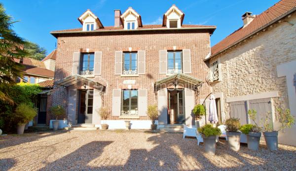 Découvrez cette splendide maison de maître datant de 1840, offrant 8 pièces sur 215 m² habitables, nichée au cœur d’un terrain clos de murs de 1330 m², arboré et sans aucun vis-à-vis.

Rez-de-chaussée :
•	Belle entrée avec placards intégrés
•	Cuisine ouverte donnant sur la cour
•	Salle à manger chaleureuse avec cheminée
•	Salon convivial avec cheminée
•	Buanderie / arrière-cuisine avec accès à l’ancien four à chaux

Premier étage :
Un couloir distribue :
•	Deux grandes chambres lumineuses de 17 et 19 m² (dont une avec placard/dressing)
•	Une superbe salle de bains avec rangements et un vaste dressing de 27 m²
•	Un bureau idéal pour le télétravail
•	Toilettes séparées

Deuxième étage :
Le couloir, équipé de grands placards, dessert :
•	Deux jolies chambres de 14 et 21 m²
•	Une salle de douches avec toilettes

Extérieurs et dépendances :
•	Jardin arboré avec tonnelle d’époque et terrasse en bois à l’arrière
•	Cour / parking à l’avant
•	Magnifiques caves voûtées
•	Double grange avec beau potentiel d’aménagement
•	Local chaufferie

Prestations :
La rénovation a été réalisée avec des matériaux de qualité : parquet en chevrons massif, double vitrage, finitions soignées…

Cette propriété historique, ancien four à chaux du village, a été entièrement rénovée et décorée avec goût. Elle conjugue le charme de l’ancien et le confort moderne, à deux pas des commodités et à seulement 30 minutes de Paris.

✨ Un bien rare à découvrir sans tarder !