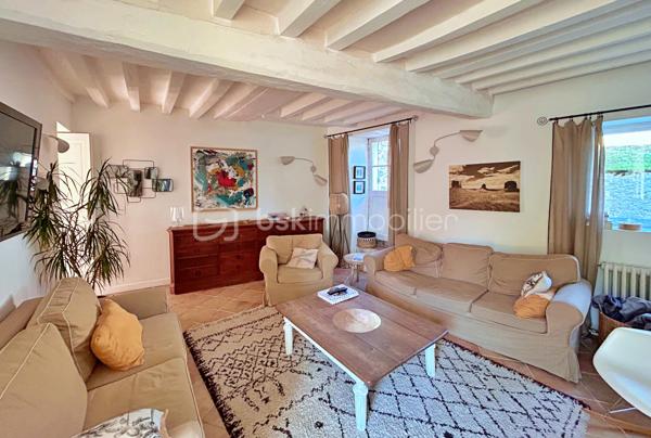 Découvrez cette splendide maison de maître datant de 1840, offrant 8 pièces sur 215 m² habitables, nichée au cœur d’un terrain clos de murs de 1330 m², arboré et sans aucun vis-à-vis.

Rez-de-chaussée :
•	Belle entrée avec placards intégrés
•	Cuisine ouverte donnant sur la cour
•	Salle à manger chaleureuse avec cheminée
•	Salon convivial avec cheminée
•	Buanderie / arrière-cuisine avec accès à l’ancien four à chaux

Premier étage :
Un couloir distribue :
•	Deux grandes chambres lumineuses de 17 et 19 m² (dont une avec placard/dressing)
•	Une superbe salle de bains avec rangements et un vaste dressing de 27 m²
•	Un bureau idéal pour le télétravail
•	Toilettes séparées

Deuxième étage :
Le couloir, équipé de grands placards, dessert :
•	Deux jolies chambres de 14 et 21 m²
•	Une salle de douches avec toilettes

Extérieurs et dépendances :
•	Jardin arboré avec tonnelle d’époque et terrasse en bois à l’arrière
•	Cour / parking à l’avant
•	Magnifiques caves voûtées
•	Double grange avec beau potentiel d’aménagement
•	Local chaufferie

Prestations :
La rénovation a été réalisée avec des matériaux de qualité : parquet en chevrons massif, double vitrage, finitions soignées…

Cette propriété historique, ancien four à chaux du village, a été entièrement rénovée et décorée avec goût. Elle conjugue le charme de l’ancien et le confort moderne, à deux pas des commodités et à seulement 30 minutes de Paris.

✨ Un bien rare à découvrir sans tarder !