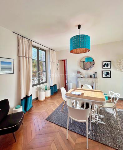 Découvrez cette splendide maison de maître datant de 1840, offrant 8 pièces sur 215 m² habitables, nichée au cœur d’un terrain clos de murs de 1330 m², arboré et sans aucun vis-à-vis.

Rez-de-chaussée :
•	Belle entrée avec placards intégrés
•	Cuisine ouverte donnant sur la cour
•	Salle à manger chaleureuse avec cheminée
•	Salon convivial avec cheminée
•	Buanderie / arrière-cuisine avec accès à l’ancien four à chaux

Premier étage :
Un couloir distribue :
•	Deux grandes chambres lumineuses de 17 et 19 m² (dont une avec placard/dressing)
•	Une superbe salle de bains avec rangements et un vaste dressing de 27 m²
•	Un bureau idéal pour le télétravail
•	Toilettes séparées

Deuxième étage :
Le couloir, équipé de grands placards, dessert :
•	Deux jolies chambres de 14 et 21 m²
•	Une salle de douches avec toilettes

Extérieurs et dépendances :
•	Jardin arboré avec tonnelle d’époque et terrasse en bois à l’arrière
•	Cour / parking à l’avant
•	Magnifiques caves voûtées
•	Double grange avec beau potentiel d’aménagement
•	Local chaufferie

Prestations :
La rénovation a été réalisée avec des matériaux de qualité : parquet en chevrons massif, double vitrage, finitions soignées…

Cette propriété historique, ancien four à chaux du village, a été entièrement rénovée et décorée avec goût. Elle conjugue le charme de l’ancien et le confort moderne, à deux pas des commodités et à seulement 30 minutes de Paris.

✨ Un bien rare à découvrir sans tarder !