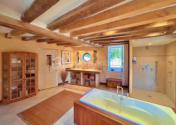Découvrez cette splendide maison de maître datant de 1840, offrant 8 pièces sur 215 m² habitables, nichée au cœur d’un terrain clos de murs de 1330 m², arboré et sans aucun vis-à-vis.

Rez-de-chaussée :
•	Belle entrée avec placards intégrés
•	Cuisine ouverte donnant sur la cour
•	Salle à manger chaleureuse avec cheminée
•	Salon convivial avec cheminée
•	Buanderie / arrière-cuisine avec accès à l’ancien four à chaux

Premier étage :
Un couloir distribue :
•	Deux grandes chambres lumineuses de 17 et 19 m² (dont une avec placard/dressing)
•	Une superbe salle de bains avec rangements et un vaste dressing de 27 m²
•	Un bureau idéal pour le télétravail
•	Toilettes séparées

Deuxième étage :
Le couloir, équipé de grands placards, dessert :
•	Deux jolies chambres de 14 et 21 m²
•	Une salle de douches avec toilettes

Extérieurs et dépendances :
•	Jardin arboré avec tonnelle d’époque et terrasse en bois à l’arrière
•	Cour / parking à l’avant
•	Magnifiques caves voûtées
•	Double grange avec beau potentiel d’aménagement
•	Local chaufferie

Prestations :
La rénovation a été réalisée avec des matériaux de qualité : parquet en chevrons massif, double vitrage, finitions soignées…

Cette propriété historique, ancien four à chaux du village, a été entièrement rénovée et décorée avec goût. Elle conjugue le charme de l’ancien et le confort moderne, à deux pas des commodités et à seulement 30 minutes de Paris.

✨ Un bien rare à découvrir sans tarder !