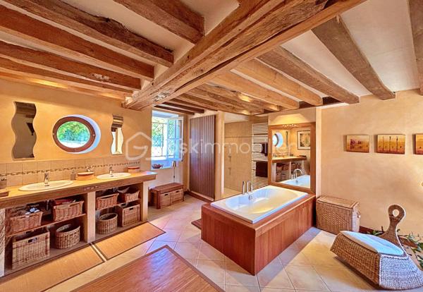 Découvrez cette splendide maison de maître datant de 1840, offrant 8 pièces sur 215 m² habitables, nichée au cœur d’un terrain clos de murs de 1330 m², arboré et sans aucun vis-à-vis.

Rez-de-chaussée :
•	Belle entrée avec placards intégrés
•	Cuisine ouverte donnant sur la cour
•	Salle à manger chaleureuse avec cheminée
•	Salon convivial avec cheminée
•	Buanderie / arrière-cuisine avec accès à l’ancien four à chaux

Premier étage :
Un couloir distribue :
•	Deux grandes chambres lumineuses de 17 et 19 m² (dont une avec placard/dressing)
•	Une superbe salle de bains avec rangements et un vaste dressing de 27 m²
•	Un bureau idéal pour le télétravail
•	Toilettes séparées

Deuxième étage :
Le couloir, équipé de grands placards, dessert :
•	Deux jolies chambres de 14 et 21 m²
•	Une salle de douches avec toilettes

Extérieurs et dépendances :
•	Jardin arboré avec tonnelle d’époque et terrasse en bois à l’arrière
•	Cour / parking à l’avant
•	Magnifiques caves voûtées
•	Double grange avec beau potentiel d’aménagement
•	Local chaufferie

Prestations :
La rénovation a été réalisée avec des matériaux de qualité : parquet en chevrons massif, double vitrage, finitions soignées…

Cette propriété historique, ancien four à chaux du village, a été entièrement rénovée et décorée avec goût. Elle conjugue le charme de l’ancien et le confort moderne, à deux pas des commodités et à seulement 30 minutes de Paris.

✨ Un bien rare à découvrir sans tarder !