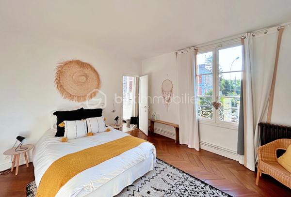 Découvrez cette splendide maison de maître datant de 1840, offrant 8 pièces sur 215 m² habitables, nichée au cœur d’un terrain clos de murs de 1330 m², arboré et sans aucun vis-à-vis.

Rez-de-chaussée :
•	Belle entrée avec placards intégrés
•	Cuisine ouverte donnant sur la cour
•	Salle à manger chaleureuse avec cheminée
•	Salon convivial avec cheminée
•	Buanderie / arrière-cuisine avec accès à l’ancien four à chaux

Premier étage :
Un couloir distribue :
•	Deux grandes chambres lumineuses de 17 et 19 m² (dont une avec placard/dressing)
•	Une superbe salle de bains avec rangements et un vaste dressing de 27 m²
•	Un bureau idéal pour le télétravail
•	Toilettes séparées

Deuxième étage :
Le couloir, équipé de grands placards, dessert :
•	Deux jolies chambres de 14 et 21 m²
•	Une salle de douches avec toilettes

Extérieurs et dépendances :
•	Jardin arboré avec tonnelle d’époque et terrasse en bois à l’arrière
•	Cour / parking à l’avant
•	Magnifiques caves voûtées
•	Double grange avec beau potentiel d’aménagement
•	Local chaufferie

Prestations :
La rénovation a été réalisée avec des matériaux de qualité : parquet en chevrons massif, double vitrage, finitions soignées…

Cette propriété historique, ancien four à chaux du village, a été entièrement rénovée et décorée avec goût. Elle conjugue le charme de l’ancien et le confort moderne, à deux pas des commodités et à seulement 30 minutes de Paris.

✨ Un bien rare à découvrir sans tarder !