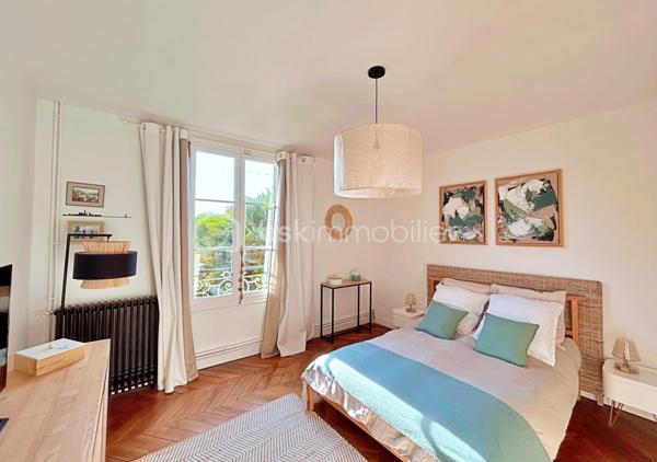 Découvrez cette splendide maison de maître datant de 1840, offrant 8 pièces sur 215 m² habitables, nichée au cœur d’un terrain clos de murs de 1330 m², arboré et sans aucun vis-à-vis.

Rez-de-chaussée :
•	Belle entrée avec placards intégrés
•	Cuisine ouverte donnant sur la cour
•	Salle à manger chaleureuse avec cheminée
•	Salon convivial avec cheminée
•	Buanderie / arrière-cuisine avec accès à l’ancien four à chaux

Premier étage :
Un couloir distribue :
•	Deux grandes chambres lumineuses de 17 et 19 m² (dont une avec placard/dressing)
•	Une superbe salle de bains avec rangements et un vaste dressing de 27 m²
•	Un bureau idéal pour le télétravail
•	Toilettes séparées

Deuxième étage :
Le couloir, équipé de grands placards, dessert :
•	Deux jolies chambres de 14 et 21 m²
•	Une salle de douches avec toilettes

Extérieurs et dépendances :
•	Jardin arboré avec tonnelle d’époque et terrasse en bois à l’arrière
•	Cour / parking à l’avant
•	Magnifiques caves voûtées
•	Double grange avec beau potentiel d’aménagement
•	Local chaufferie

Prestations :
La rénovation a été réalisée avec des matériaux de qualité : parquet en chevrons massif, double vitrage, finitions soignées…

Cette propriété historique, ancien four à chaux du village, a été entièrement rénovée et décorée avec goût. Elle conjugue le charme de l’ancien et le confort moderne, à deux pas des commodités et à seulement 30 minutes de Paris.

✨ Un bien rare à découvrir sans tarder !