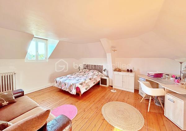 Découvrez cette splendide maison de maître datant de 1840, offrant 8 pièces sur 215 m² habitables, nichée au cœur d’un terrain clos de murs de 1330 m², arboré et sans aucun vis-à-vis.

Rez-de-chaussée :
•	Belle entrée avec placards intégrés
•	Cuisine ouverte donnant sur la cour
•	Salle à manger chaleureuse avec cheminée
•	Salon convivial avec cheminée
•	Buanderie / arrière-cuisine avec accès à l’ancien four à chaux

Premier étage :
Un couloir distribue :
•	Deux grandes chambres lumineuses de 17 et 19 m² (dont une avec placard/dressing)
•	Une superbe salle de bains avec rangements et un vaste dressing de 27 m²
•	Un bureau idéal pour le télétravail
•	Toilettes séparées

Deuxième étage :
Le couloir, équipé de grands placards, dessert :
•	Deux jolies chambres de 14 et 21 m²
•	Une salle de douches avec toilettes

Extérieurs et dépendances :
•	Jardin arboré avec tonnelle d’époque et terrasse en bois à l’arrière
•	Cour / parking à l’avant
•	Magnifiques caves voûtées
•	Double grange avec beau potentiel d’aménagement
•	Local chaufferie

Prestations :
La rénovation a été réalisée avec des matériaux de qualité : parquet en chevrons massif, double vitrage, finitions soignées…

Cette propriété historique, ancien four à chaux du village, a été entièrement rénovée et décorée avec goût. Elle conjugue le charme de l’ancien et le confort moderne, à deux pas des commodités et à seulement 30 minutes de Paris.

✨ Un bien rare à découvrir sans tarder !