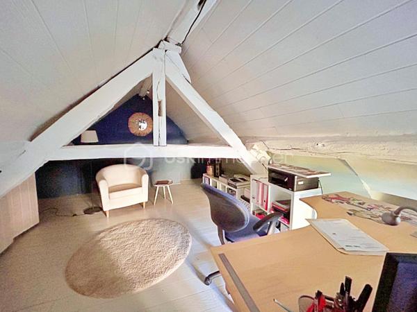 Découvrez cette splendide maison de maître datant de 1840, offrant 8 pièces sur 215 m² habitables, nichée au cœur d’un terrain clos de murs de 1330 m², arboré et sans aucun vis-à-vis.

Rez-de-chaussée :
•	Belle entrée avec placards intégrés
•	Cuisine ouverte donnant sur la cour
•	Salle à manger chaleureuse avec cheminée
•	Salon convivial avec cheminée
•	Buanderie / arrière-cuisine avec accès à l’ancien four à chaux

Premier étage :
Un couloir distribue :
•	Deux grandes chambres lumineuses de 17 et 19 m² (dont une avec placard/dressing)
•	Une superbe salle de bains avec rangements et un vaste dressing de 27 m²
•	Un bureau idéal pour le télétravail
•	Toilettes séparées

Deuxième étage :
Le couloir, équipé de grands placards, dessert :
•	Deux jolies chambres de 14 et 21 m²
•	Une salle de douches avec toilettes

Extérieurs et dépendances :
•	Jardin arboré avec tonnelle d’époque et terrasse en bois à l’arrière
•	Cour / parking à l’avant
•	Magnifiques caves voûtées
•	Double grange avec beau potentiel d’aménagement
•	Local chaufferie

Prestations :
La rénovation a été réalisée avec des matériaux de qualité : parquet en chevrons massif, double vitrage, finitions soignées…

Cette propriété historique, ancien four à chaux du village, a été entièrement rénovée et décorée avec goût. Elle conjugue le charme de l’ancien et le confort moderne, à deux pas des commodités et à seulement 30 minutes de Paris.

✨ Un bien rare à découvrir sans tarder !
