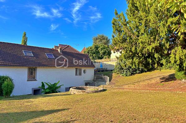 Découvrez cette splendide maison de maître datant de 1840, offrant 8 pièces sur 215 m² habitables, nichée au cœur d’un terrain clos de murs de 1330 m², arboré et sans aucun vis-à-vis.

Rez-de-chaussée :
•	Belle entrée avec placards intégrés
•	Cuisine ouverte donnant sur la cour
•	Salle à manger chaleureuse avec cheminée
•	Salon convivial avec cheminée
•	Buanderie / arrière-cuisine avec accès à l’ancien four à chaux

Premier étage :
Un couloir distribue :
•	Deux grandes chambres lumineuses de 17 et 19 m² (dont une avec placard/dressing)
•	Une superbe salle de bains avec rangements et un vaste dressing de 27 m²
•	Un bureau idéal pour le télétravail
•	Toilettes séparées

Deuxième étage :
Le couloir, équipé de grands placards, dessert :
•	Deux jolies chambres de 14 et 21 m²
•	Une salle de douches avec toilettes

Extérieurs et dépendances :
•	Jardin arboré avec tonnelle d’époque et terrasse en bois à l’arrière
•	Cour / parking à l’avant
•	Magnifiques caves voûtées
•	Double grange avec beau potentiel d’aménagement
•	Local chaufferie

Prestations :
La rénovation a été réalisée avec des matériaux de qualité : parquet en chevrons massif, double vitrage, finitions soignées…

Cette propriété historique, ancien four à chaux du village, a été entièrement rénovée et décorée avec goût. Elle conjugue le charme de l’ancien et le confort moderne, à deux pas des commodités et à seulement 30 minutes de Paris.

✨ Un bien rare à découvrir sans tarder !