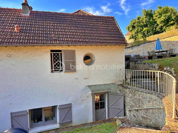 Découvrez cette splendide maison de maître datant de 1840, offrant 8 pièces sur 215 m² habitables, nichée au cœur d’un terrain clos de murs de 1330 m², arboré et sans aucun vis-à-vis.

Rez-de-chaussée :
•	Belle entrée avec placards intégrés
•	Cuisine ouverte donnant sur la cour
•	Salle à manger chaleureuse avec cheminée
•	Salon convivial avec cheminée
•	Buanderie / arrière-cuisine avec accès à l’ancien four à chaux

Premier étage :
Un couloir distribue :
•	Deux grandes chambres lumineuses de 17 et 19 m² (dont une avec placard/dressing)
•	Une superbe salle de bains avec rangements et un vaste dressing de 27 m²
•	Un bureau idéal pour le télétravail
•	Toilettes séparées

Deuxième étage :
Le couloir, équipé de grands placards, dessert :
•	Deux jolies chambres de 14 et 21 m²
•	Une salle de douches avec toilettes

Extérieurs et dépendances :
•	Jardin arboré avec tonnelle d’époque et terrasse en bois à l’arrière
•	Cour / parking à l’avant
•	Magnifiques caves voûtées
•	Double grange avec beau potentiel d’aménagement
•	Local chaufferie

Prestations :
La rénovation a été réalisée avec des matériaux de qualité : parquet en chevrons massif, double vitrage, finitions soignées…

Cette propriété historique, ancien four à chaux du village, a été entièrement rénovée et décorée avec goût. Elle conjugue le charme de l’ancien et le confort moderne, à deux pas des commodités et à seulement 30 minutes de Paris.

✨ Un bien rare à découvrir sans tarder !