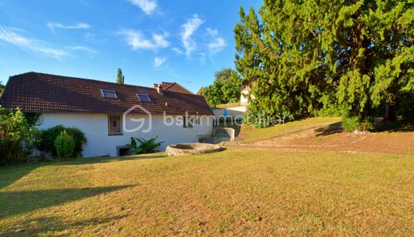 Découvrez cette splendide maison de maître datant de 1840, offrant 8 pièces sur 215 m² habitables, nichée au cœur d’un terrain clos de murs de 1330 m², arboré et sans aucun vis-à-vis.

Rez-de-chaussée :
•	Belle entrée avec placards intégrés
•	Cuisine ouverte donnant sur la cour
•	Salle à manger chaleureuse avec cheminée
•	Salon convivial avec cheminée
•	Buanderie / arrière-cuisine avec accès à l’ancien four à chaux

Premier étage :
Un couloir distribue :
•	Deux grandes chambres lumineuses de 17 et 19 m² (dont une avec placard/dressing)
•	Une superbe salle de bains avec rangements et un vaste dressing de 27 m²
•	Un bureau idéal pour le télétravail
•	Toilettes séparées

Deuxième étage :
Le couloir, équipé de grands placards, dessert :
•	Deux jolies chambres de 14 et 21 m²
•	Une salle de douches avec toilettes

Extérieurs et dépendances :
•	Jardin arboré avec tonnelle d’époque et terrasse en bois à l’arrière
•	Cour / parking à l’avant
•	Magnifiques caves voûtées
•	Double grange avec beau potentiel d’aménagement
•	Local chaufferie

Prestations :
La rénovation a été réalisée avec des matériaux de qualité : parquet en chevrons massif, double vitrage, finitions soignées…

Cette propriété historique, ancien four à chaux du village, a été entièrement rénovée et décorée avec goût. Elle conjugue le charme de l’ancien et le confort moderne, à deux pas des commodités et à seulement 30 minutes de Paris.

✨ Un bien rare à découvrir sans tarder !