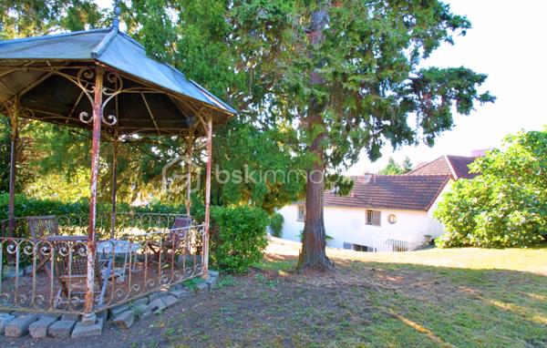 Découvrez cette splendide maison de maître datant de 1840, offrant 8 pièces sur 215 m² habitables, nichée au cœur d’un terrain clos de murs de 1330 m², arboré et sans aucun vis-à-vis.

Rez-de-chaussée :
•	Belle entrée avec placards intégrés
•	Cuisine ouverte donnant sur la cour
•	Salle à manger chaleureuse avec cheminée
•	Salon convivial avec cheminée
•	Buanderie / arrière-cuisine avec accès à l’ancien four à chaux

Premier étage :
Un couloir distribue :
•	Deux grandes chambres lumineuses de 17 et 19 m² (dont une avec placard/dressing)
•	Une superbe salle de bains avec rangements et un vaste dressing de 27 m²
•	Un bureau idéal pour le télétravail
•	Toilettes séparées

Deuxième étage :
Le couloir, équipé de grands placards, dessert :
•	Deux jolies chambres de 14 et 21 m²
•	Une salle de douches avec toilettes

Extérieurs et dépendances :
•	Jardin arboré avec tonnelle d’époque et terrasse en bois à l’arrière
•	Cour / parking à l’avant
•	Magnifiques caves voûtées
•	Double grange avec beau potentiel d’aménagement
•	Local chaufferie

Prestations :
La rénovation a été réalisée avec des matériaux de qualité : parquet en chevrons massif, double vitrage, finitions soignées…

Cette propriété historique, ancien four à chaux du village, a été entièrement rénovée et décorée avec goût. Elle conjugue le charme de l’ancien et le confort moderne, à deux pas des commodités et à seulement 30 minutes de Paris.

✨ Un bien rare à découvrir sans tarder !