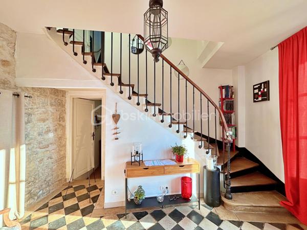 Découvrez cette splendide maison de maître datant de 1840, offrant 8 pièces sur 215 m² habitables, nichée au cœur d’un terrain clos de murs de 1330 m², arboré et sans aucun vis-à-vis.

Rez-de-chaussée :
•	Belle entrée avec placards intégrés
•	Cuisine ouverte donnant sur la cour
•	Salle à manger chaleureuse avec cheminée
•	Salon convivial avec cheminée
•	Buanderie / arrière-cuisine avec accès à l’ancien four à chaux

Premier étage :
Un couloir distribue :
•	Deux grandes chambres lumineuses de 17 et 19 m² (dont une avec placard/dressing)
•	Une superbe salle de bains avec rangements et un vaste dressing de 27 m²
•	Un bureau idéal pour le télétravail
•	Toilettes séparées

Deuxième étage :
Le couloir, équipé de grands placards, dessert :
•	Deux jolies chambres de 14 et 21 m²
•	Une salle de douches avec toilettes

Extérieurs et dépendances :
•	Jardin arboré avec tonnelle d’époque et terrasse en bois à l’arrière
•	Cour / parking à l’avant
•	Magnifiques caves voûtées
•	Double grange avec beau potentiel d’aménagement
•	Local chaufferie

Prestations :
La rénovation a été réalisée avec des matériaux de qualité : parquet en chevrons massif, double vitrage, finitions soignées…

Cette propriété historique, ancien four à chaux du village, a été entièrement rénovée et décorée avec goût. Elle conjugue le charme de l’ancien et le confort moderne, à deux pas des commodités et à seulement 30 minutes de Paris.

✨ Un bien rare à découvrir sans tarder !