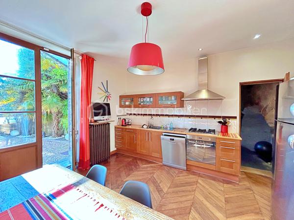Découvrez cette splendide maison de maître datant de 1840, offrant 8 pièces sur 215 m² habitables, nichée au cœur d’un terrain clos de murs de 1330 m², arboré et sans aucun vis-à-vis.

Rez-de-chaussée :
•	Belle entrée avec placards intégrés
•	Cuisine ouverte donnant sur la cour
•	Salle à manger chaleureuse avec cheminée
•	Salon convivial avec cheminée
•	Buanderie / arrière-cuisine avec accès à l’ancien four à chaux

Premier étage :
Un couloir distribue :
•	Deux grandes chambres lumineuses de 17 et 19 m² (dont une avec placard/dressing)
•	Une superbe salle de bains avec rangements et un vaste dressing de 27 m²
•	Un bureau idéal pour le télétravail
•	Toilettes séparées

Deuxième étage :
Le couloir, équipé de grands placards, dessert :
•	Deux jolies chambres de 14 et 21 m²
•	Une salle de douches avec toilettes

Extérieurs et dépendances :
•	Jardin arboré avec tonnelle d’époque et terrasse en bois à l’arrière
•	Cour / parking à l’avant
•	Magnifiques caves voûtées
•	Double grange avec beau potentiel d’aménagement
•	Local chaufferie

Prestations :
La rénovation a été réalisée avec des matériaux de qualité : parquet en chevrons massif, double vitrage, finitions soignées…

Cette propriété historique, ancien four à chaux du village, a été entièrement rénovée et décorée avec goût. Elle conjugue le charme de l’ancien et le confort moderne, à deux pas des commodités et à seulement 30 minutes de Paris.

✨ Un bien rare à découvrir sans tarder !