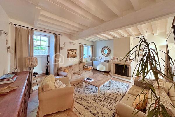 Découvrez cette splendide maison de maître datant de 1840, offrant 8 pièces sur 215 m² habitables, nichée au cœur d’un terrain clos de murs de 1330 m², arboré et sans aucun vis-à-vis.

Rez-de-chaussée :
•	Belle entrée avec placards intégrés
•	Cuisine ouverte donnant sur la cour
•	Salle à manger chaleureuse avec cheminée
•	Salon convivial avec cheminée
•	Buanderie / arrière-cuisine avec accès à l’ancien four à chaux

Premier étage :
Un couloir distribue :
•	Deux grandes chambres lumineuses de 17 et 19 m² (dont une avec placard/dressing)
•	Une superbe salle de bains avec rangements et un vaste dressing de 27 m²
•	Un bureau idéal pour le télétravail
•	Toilettes séparées

Deuxième étage :
Le couloir, équipé de grands placards, dessert :
•	Deux jolies chambres de 14 et 21 m²
•	Une salle de douches avec toilettes

Extérieurs et dépendances :
•	Jardin arboré avec tonnelle d’époque et terrasse en bois à l’arrière
•	Cour / parking à l’avant
•	Magnifiques caves voûtées
•	Double grange avec beau potentiel d’aménagement
•	Local chaufferie

Prestations :
La rénovation a été réalisée avec des matériaux de qualité : parquet en chevrons massif, double vitrage, finitions soignées…

Cette propriété historique, ancien four à chaux du village, a été entièrement rénovée et décorée avec goût. Elle conjugue le charme de l’ancien et le confort moderne, à deux pas des commodités et à seulement 30 minutes de Paris.

✨ Un bien rare à découvrir sans tarder !