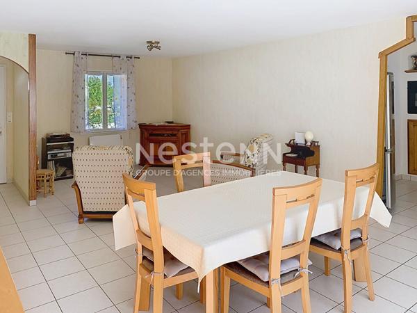 A Vendre Maison de plain pied situee a Lucon, 3 chambres, 2 garages, jardin. Proximite centre commercial.