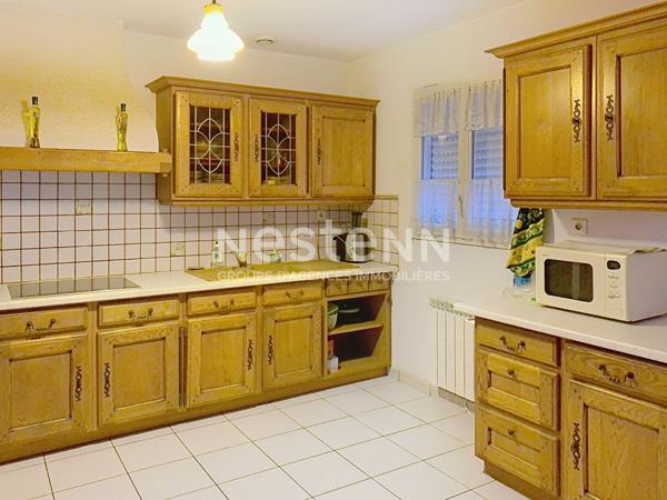 A Vendre Maison de plain pied situee a Lucon, 3 chambres, 2 garages, jardin. Proximite centre commercial.