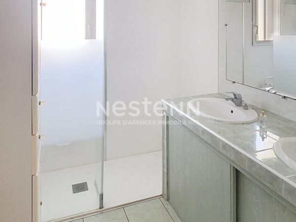 A Vendre Maison de plain pied situee a Lucon, 3 chambres, 2 garages, jardin. Proximite centre commercial.