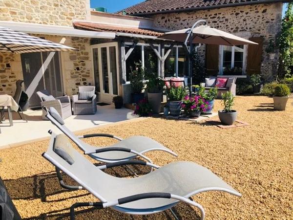 Maison rénovée de 3 chambres dans un endroit charmant en bordure de village